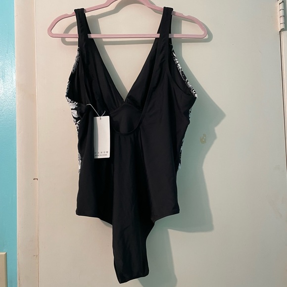 Black/white swimsuit size 18 NWT - Picture 5 of 6